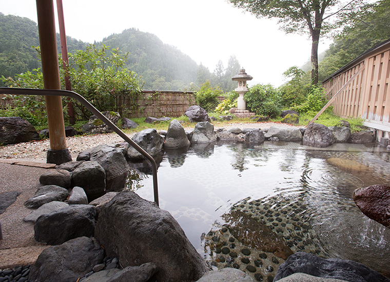 新日本百名山「人形山」の麓から湧き出た温泉